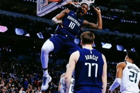 南宫体育官方网站-篮网险胜冲击季后赛，魔术关键表现点燃全场！